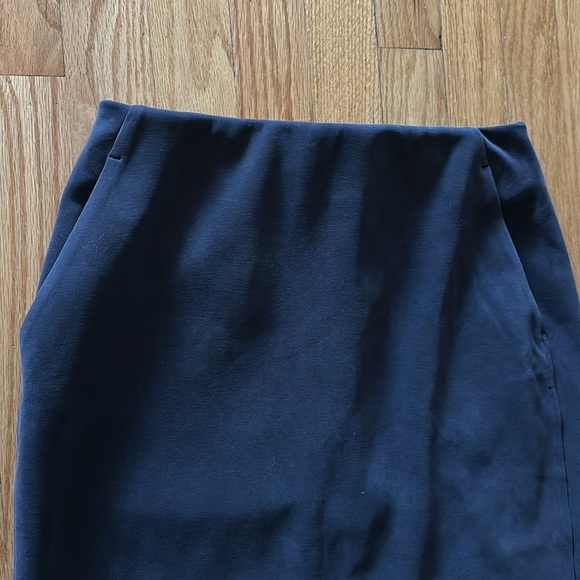 Lululemon sz 6 Softstreme High-Rise Midi Skirt
Black, new without tags - Picture 4 of 13